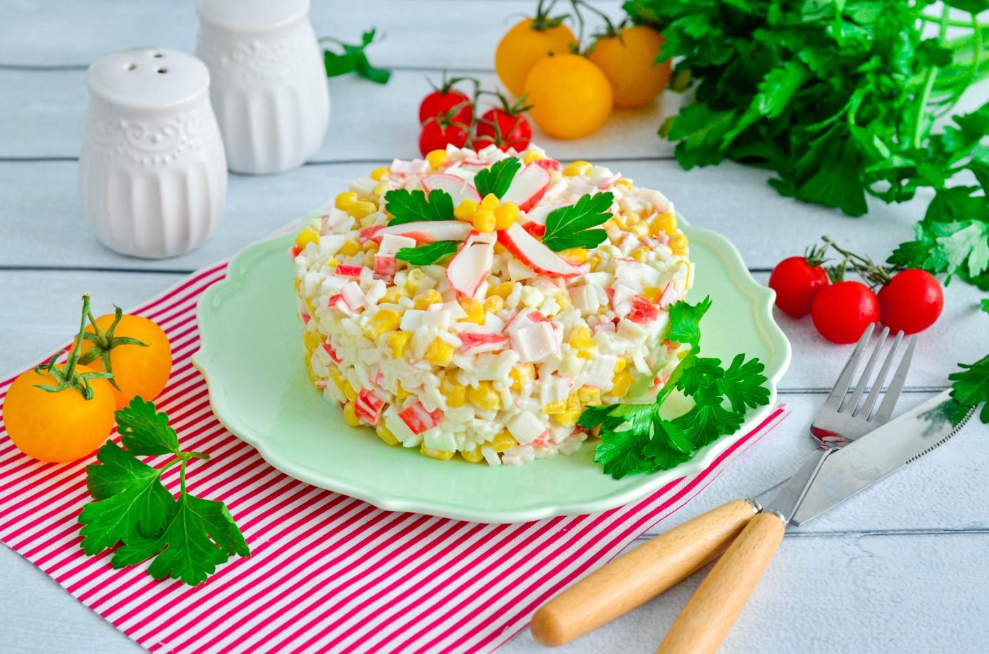Шаг 7 приготовления Салат с крабовыми палочками рисом и яйцом