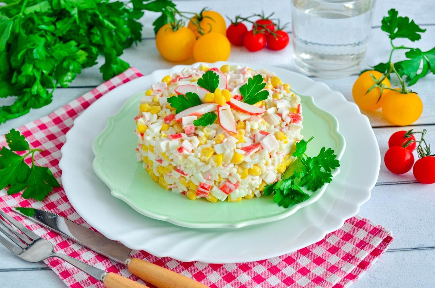 Обложка рецепта Салат с крабовыми палочками рисом и яйцом