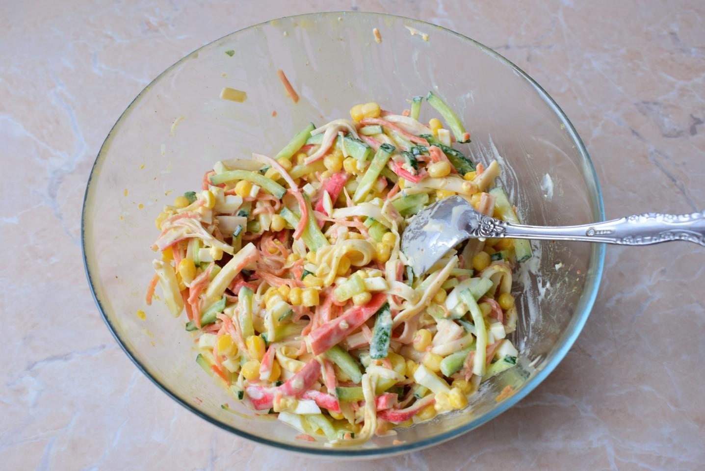 Шаг 5 приготовления Салат с морковью по корейски и крабовыми палочками