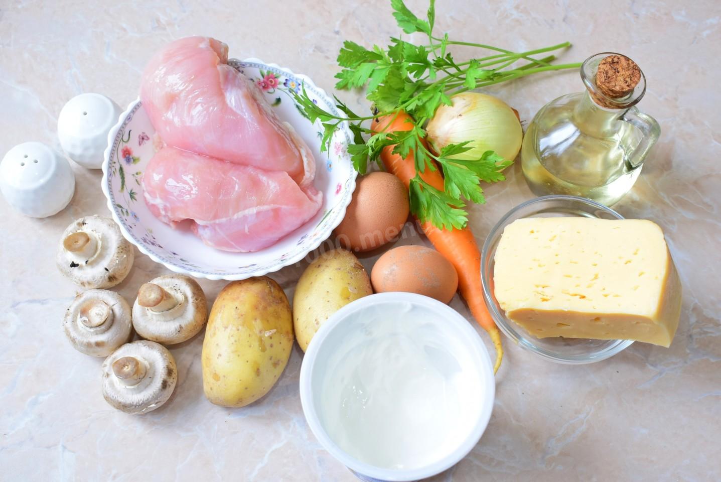 Шаг 1 приготовления Слоеный салат с курицей и грибами