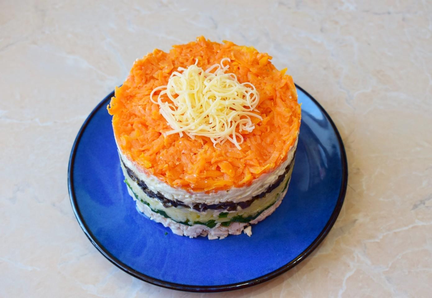 Шаг 11 приготовления Слоеный салат с курицей и грибами