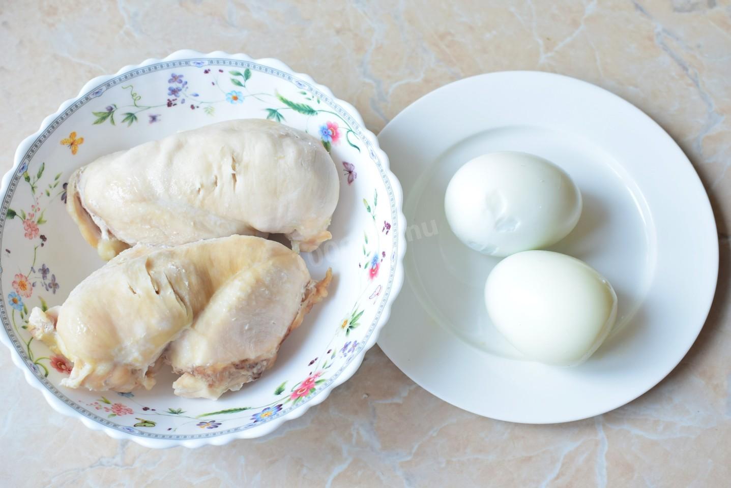 Шаг 3 приготовления Слоеный салат с курицей и грибами