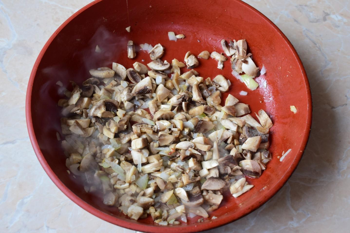 Шаг 4 приготовления Слоеный салат с курицей и грибами