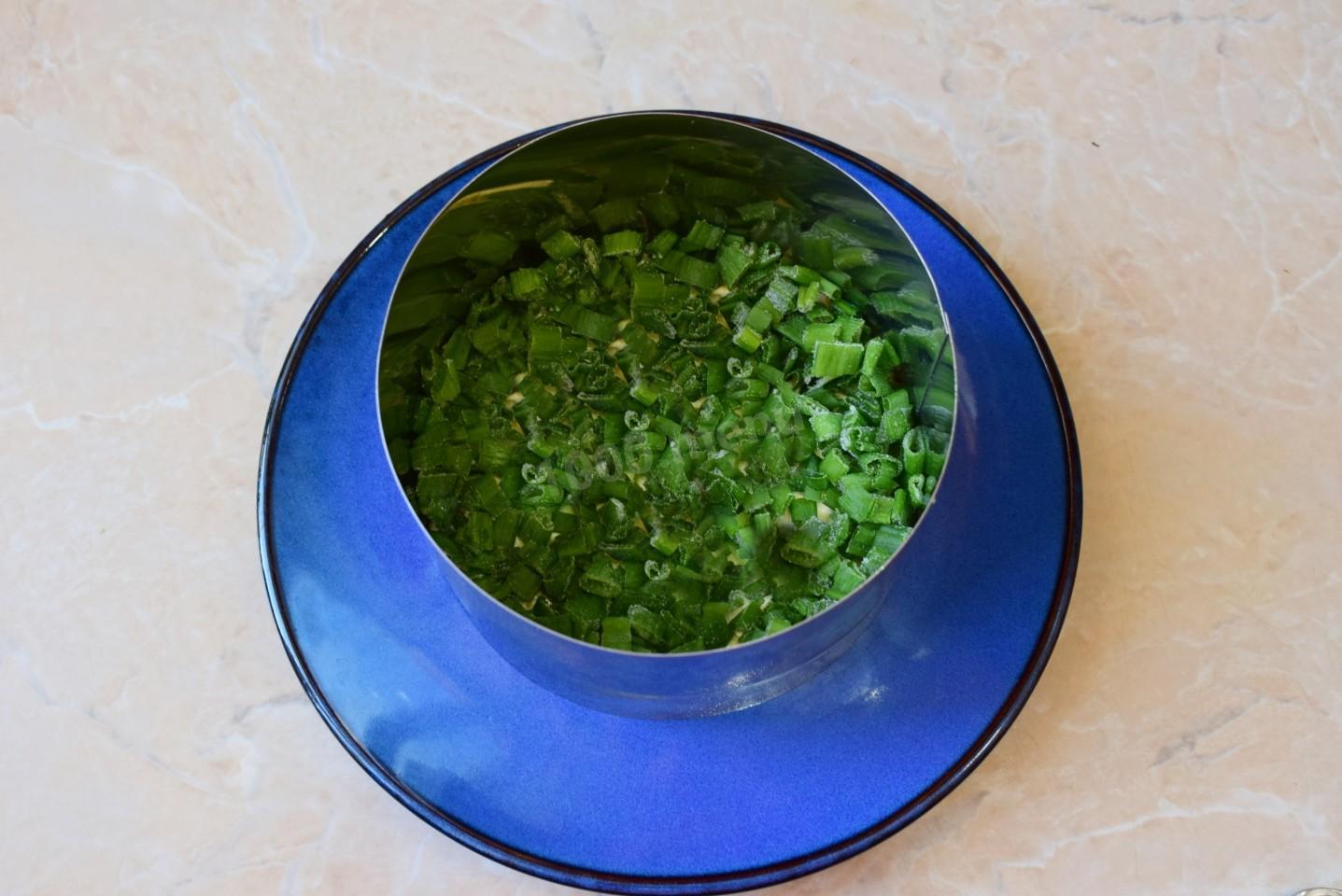 Шаг 6 приготовления Слоеный салат с курицей и грибами