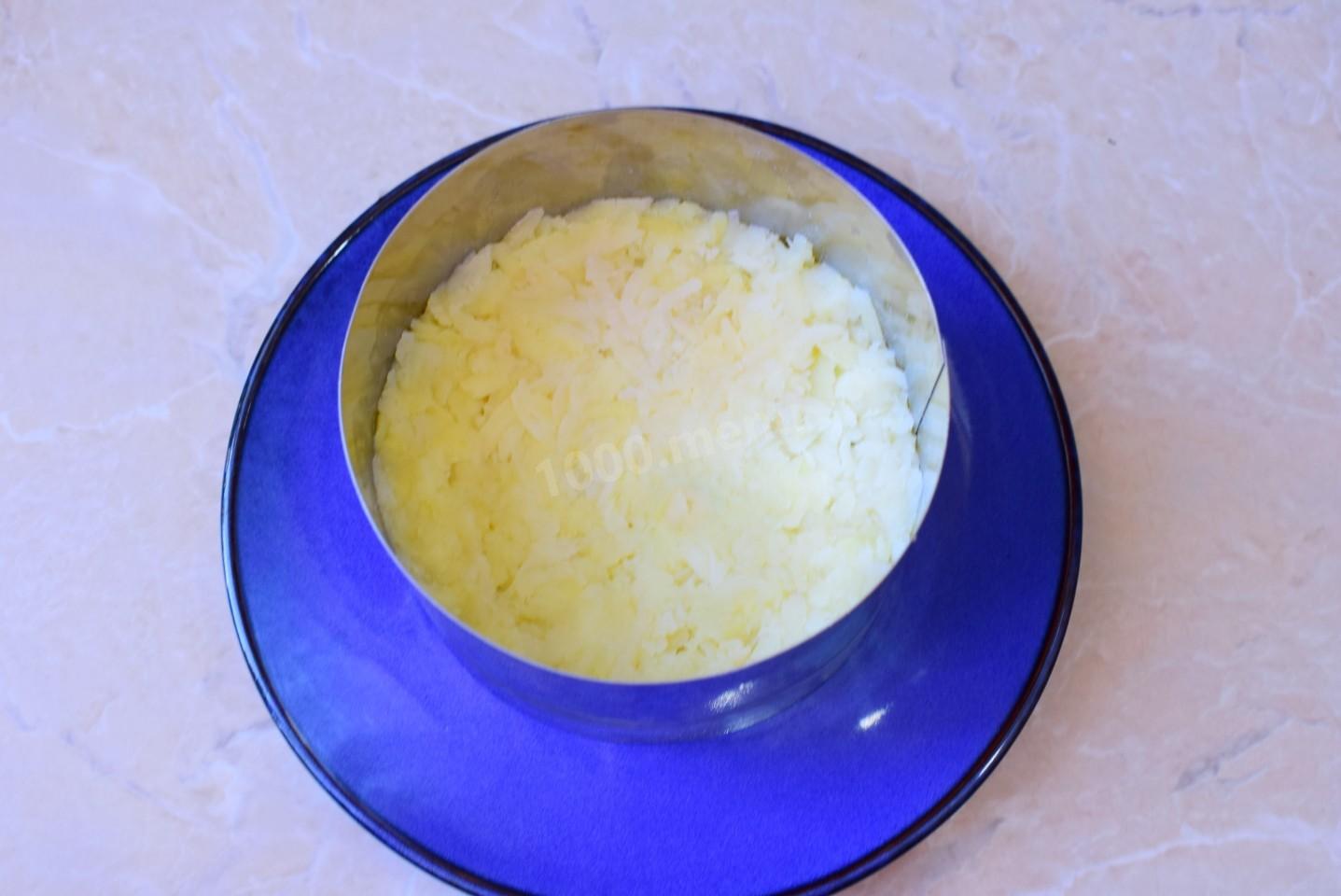 Шаг 7 приготовления Слоеный салат с курицей и грибами