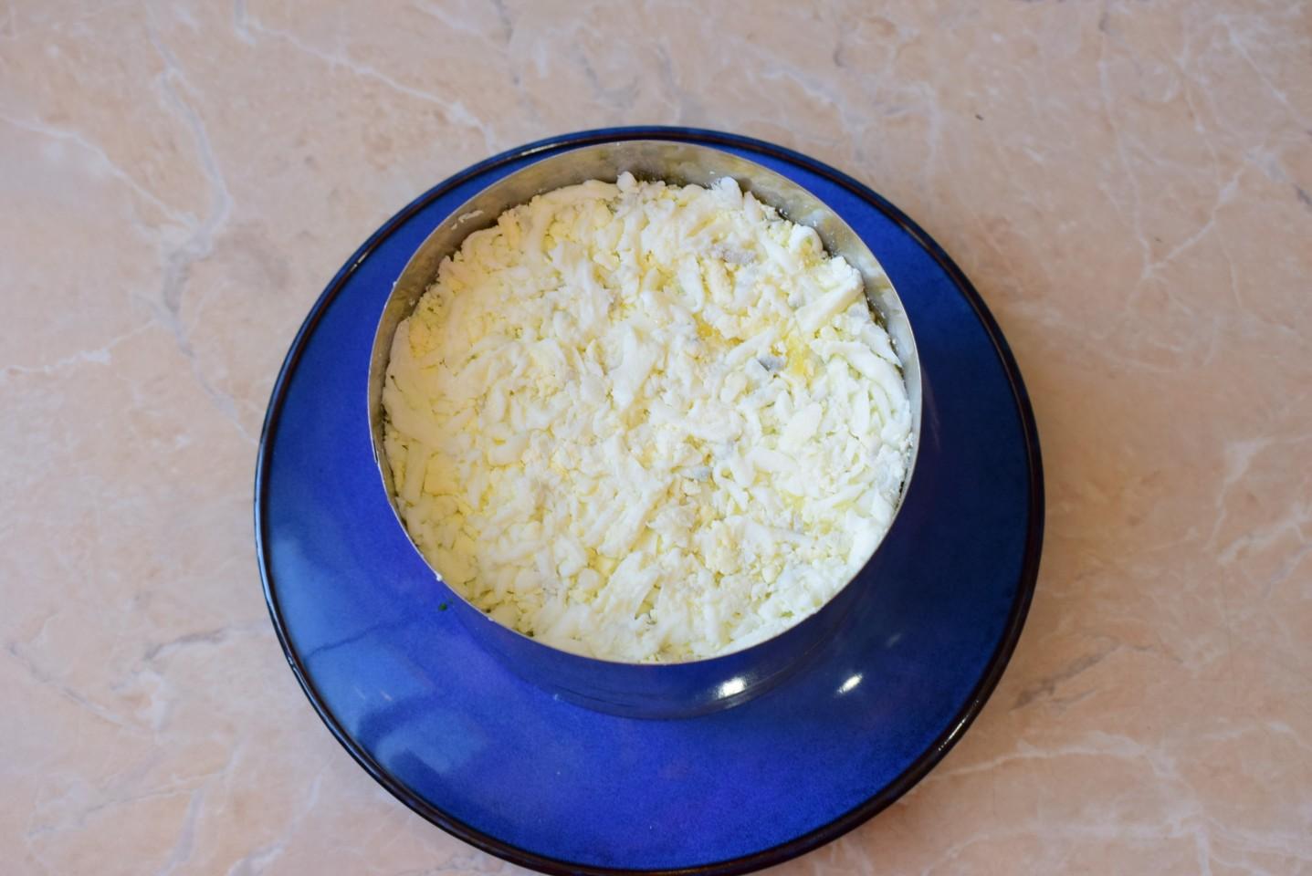 Шаг 9 приготовления Слоеный салат с курицей и грибами