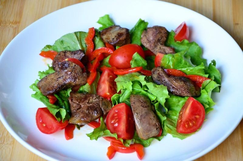 Шаг 10 приготовления Теплый салат с куриной печенью и яйцом-пашот