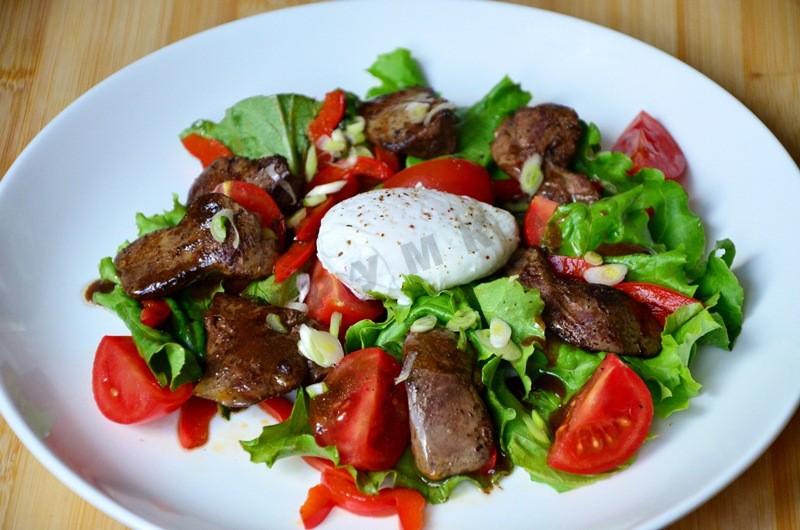 Шаг 11 приготовления Теплый салат с куриной печенью и яйцом-пашот