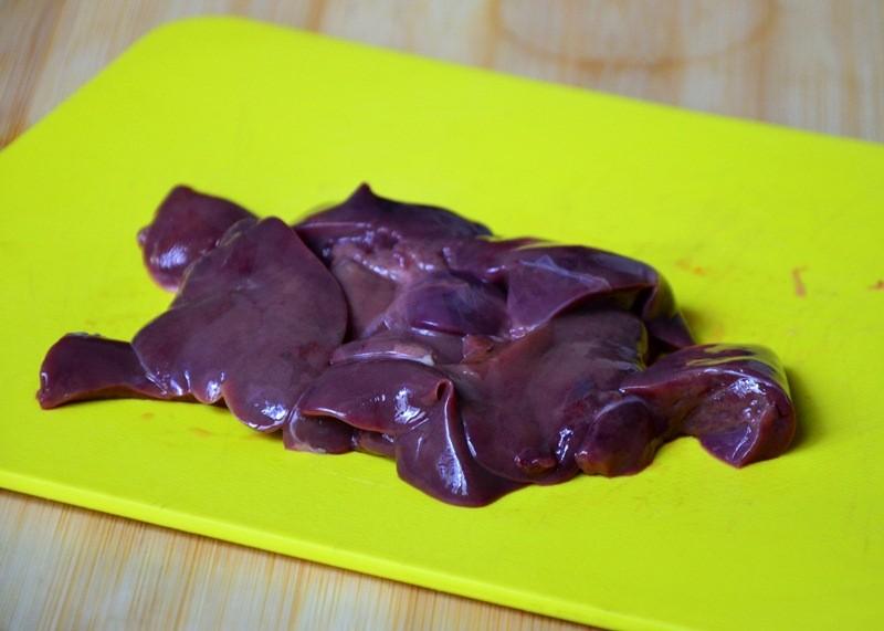 Шаг 3 приготовления Теплый салат с куриной печенью и яйцом-пашот