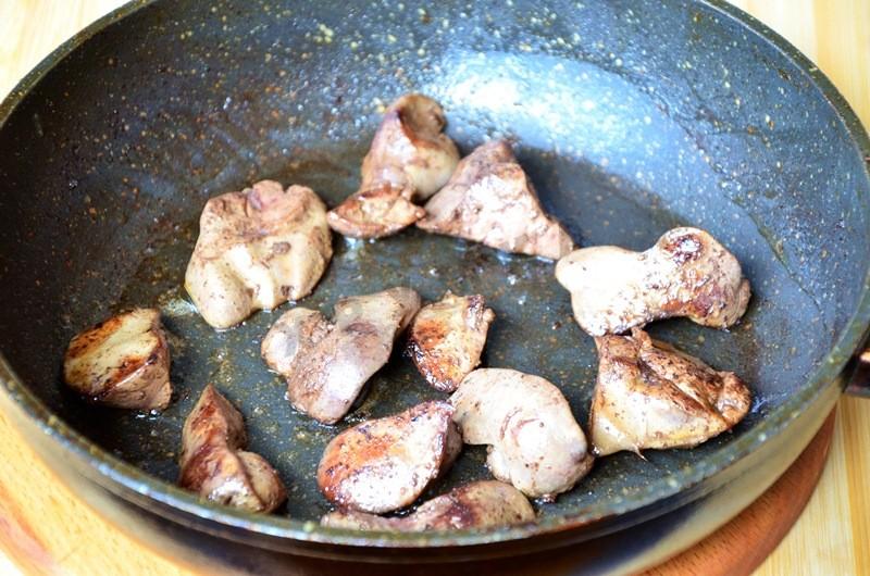 Шаг 4 приготовления Теплый салат с куриной печенью и яйцом-пашот