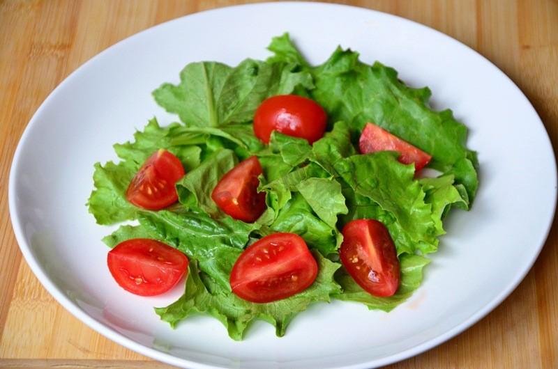 Шаг 5 приготовления Теплый салат с куриной печенью и яйцом-пашот