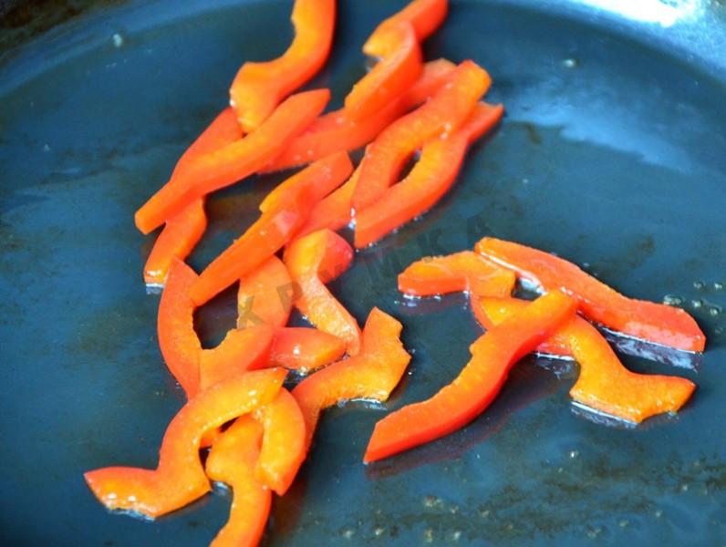 Шаг 6 приготовления Теплый салат с куриной печенью и яйцом-пашот