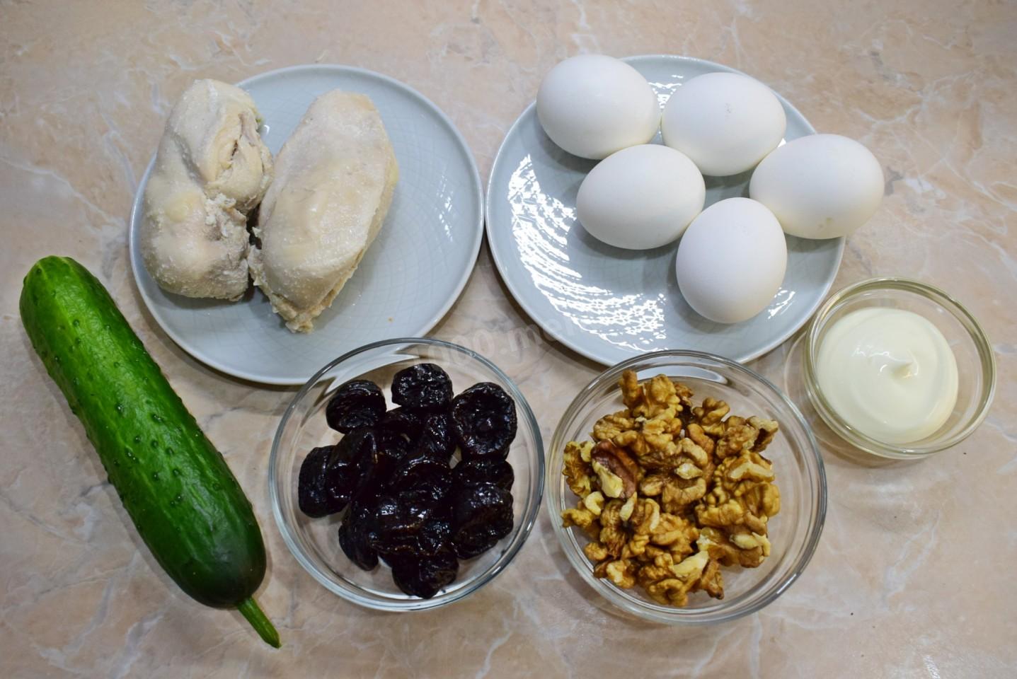 Шаг 1 приготовления Салат Нежность с курицей черносливом и грецкими орехами