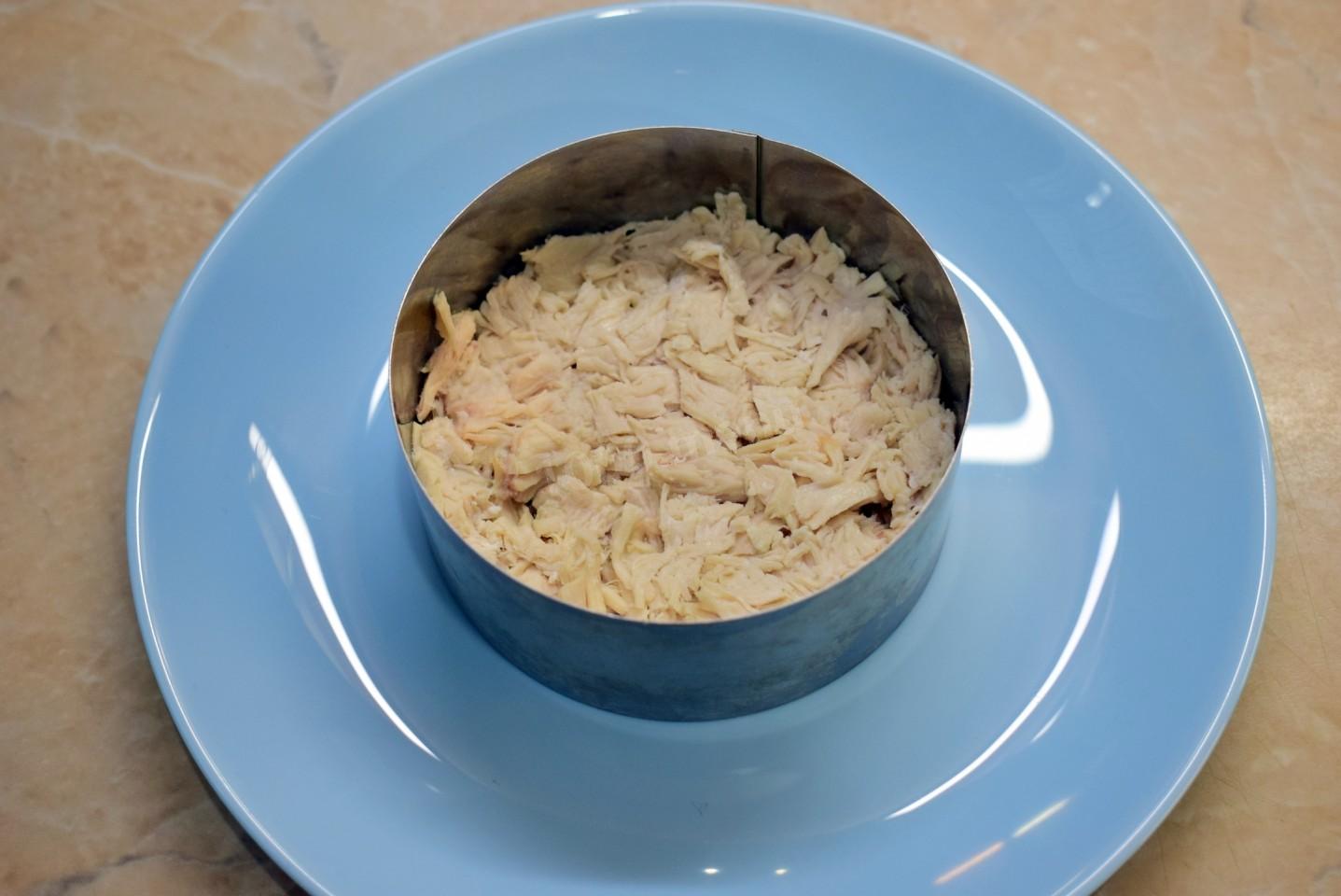 Шаг 3 приготовления Салат Нежность с курицей черносливом и грецкими орехами