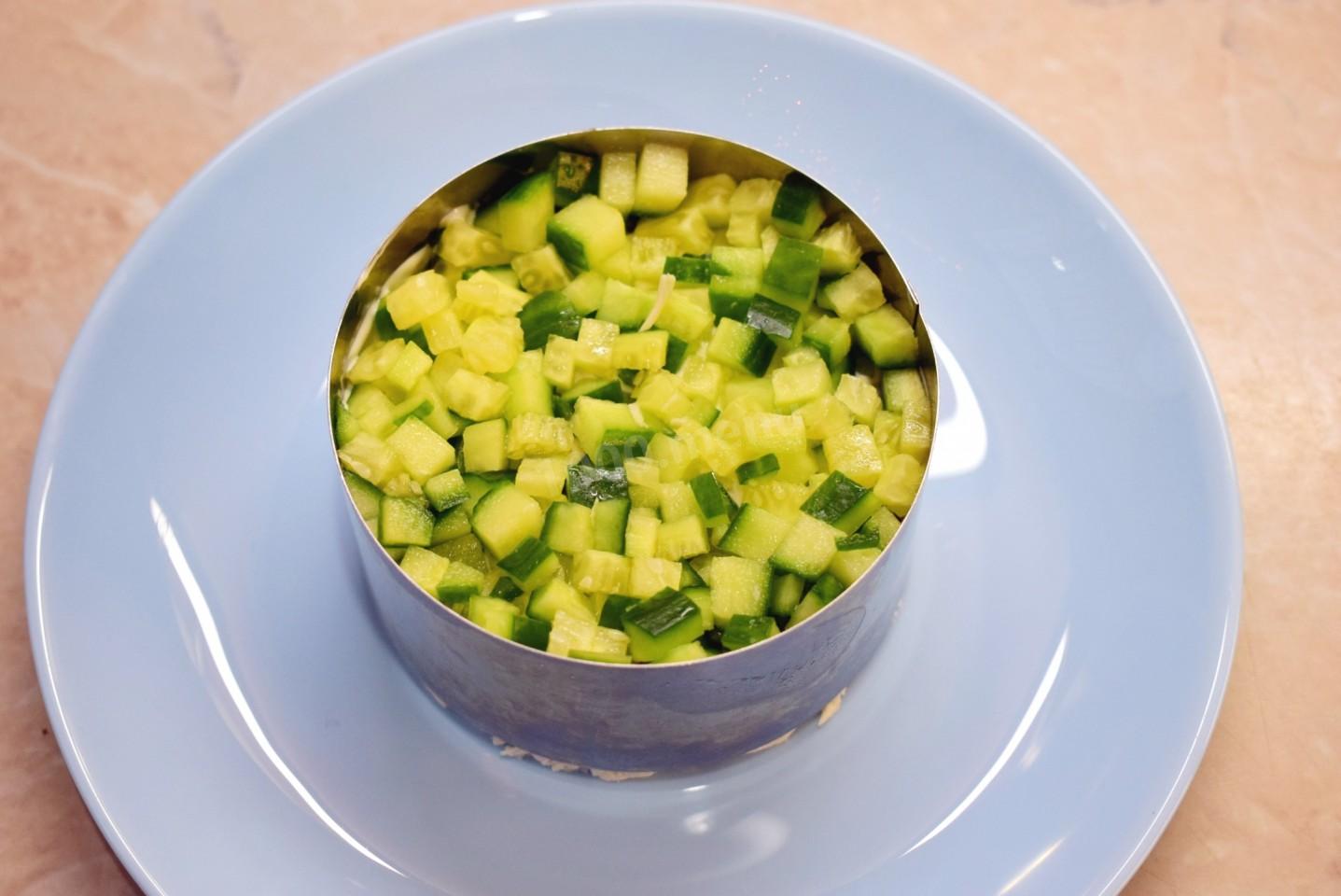 Шаг 5 приготовления Салат Нежность с курицей черносливом и грецкими орехами