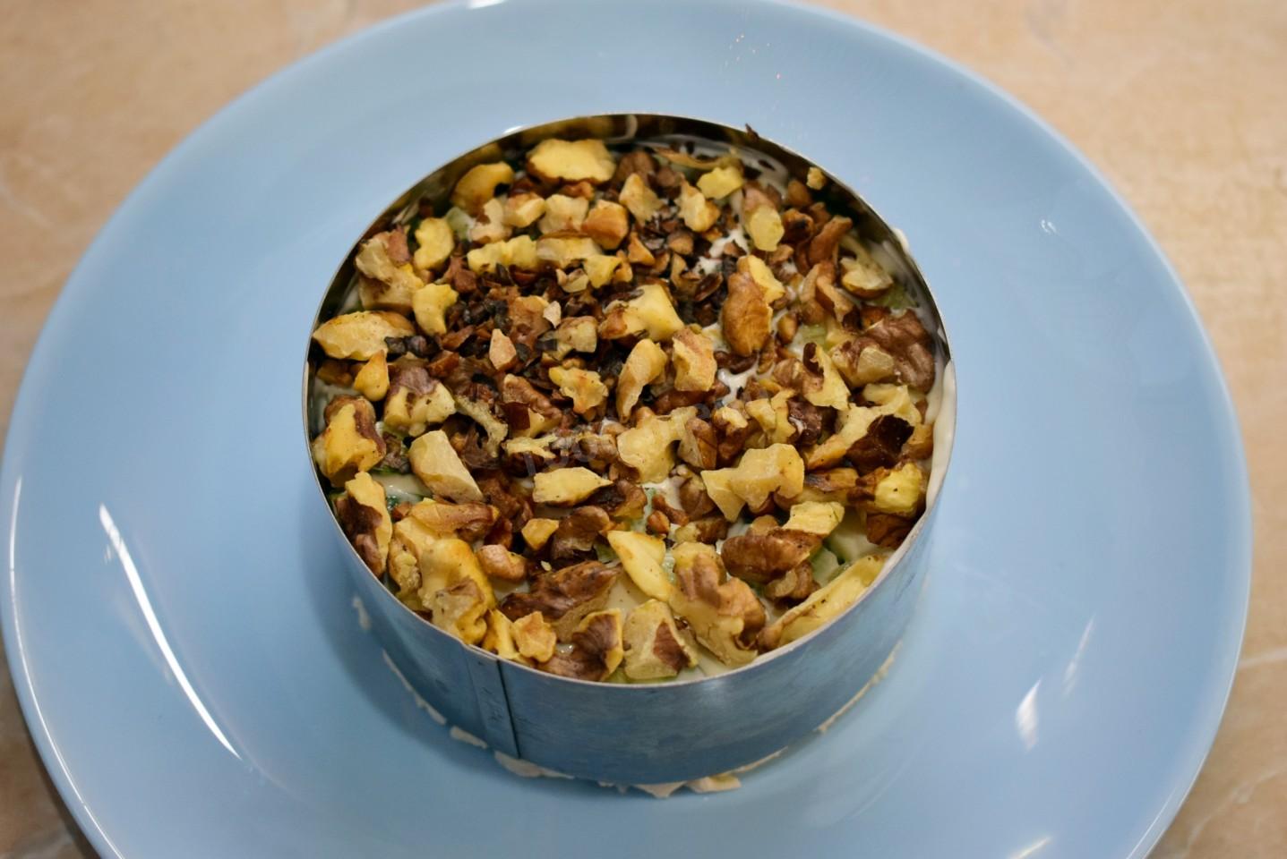 Шаг 6 приготовления Салат Нежность с курицей черносливом и грецкими орехами