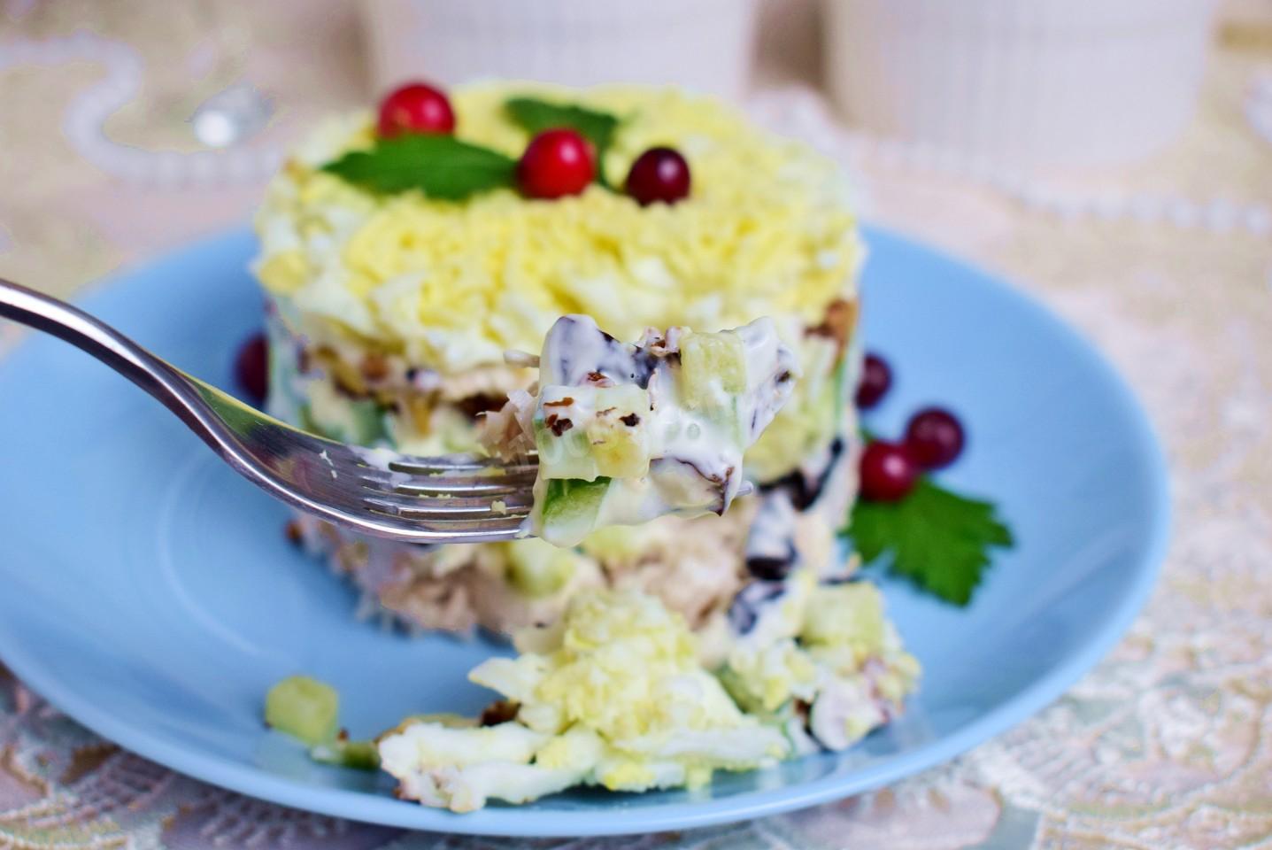 Шаг 7 приготовления Салат Нежность с курицей черносливом и грецкими орехами
