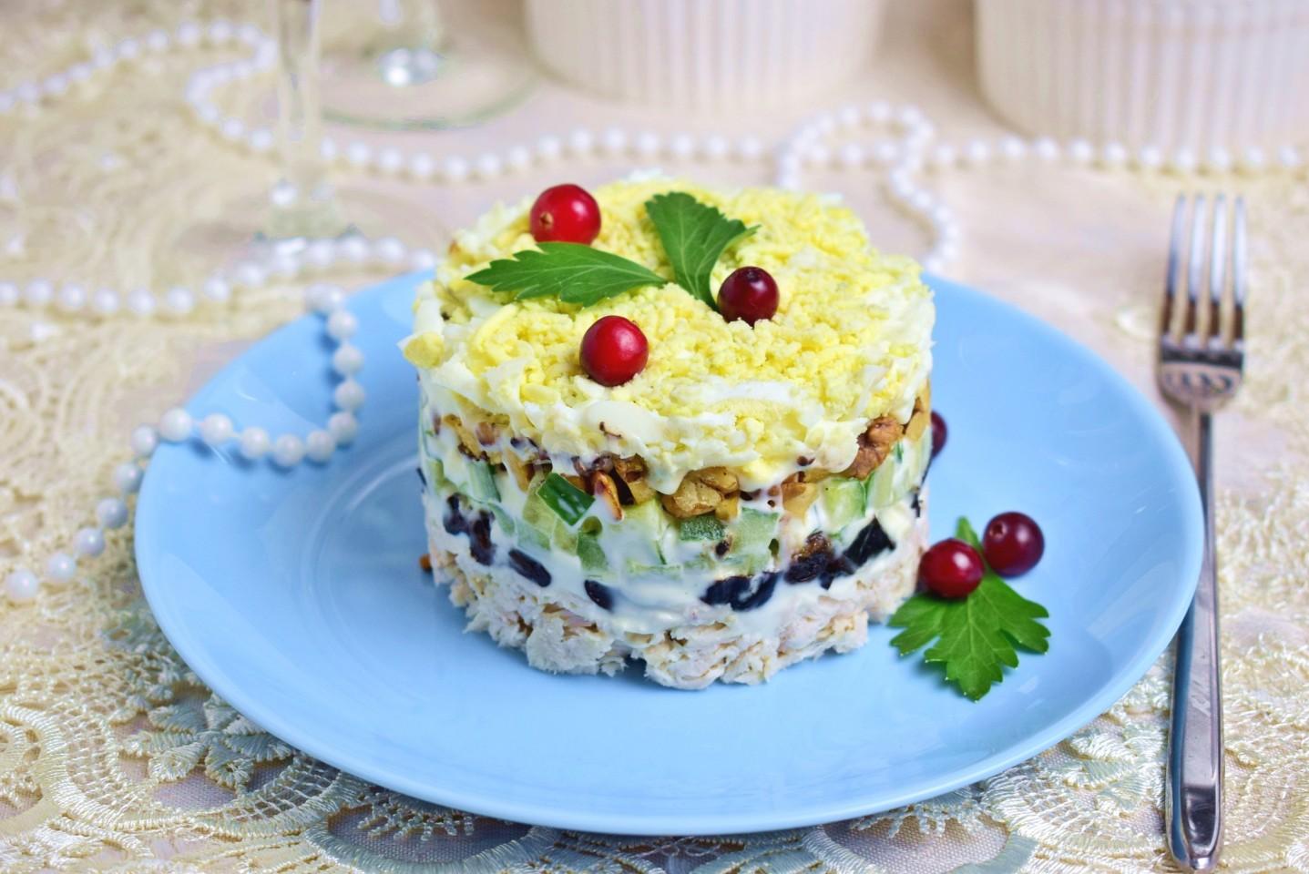 Обложка рецепта Салат Нежность с курицей черносливом и грецкими орехами