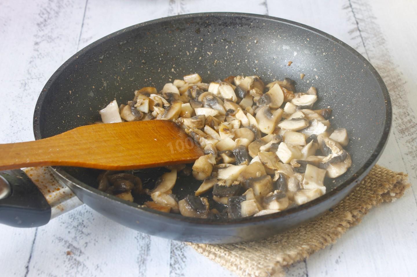 Шаг 2 приготовления Салат курица и грибы шампиньоны жареные