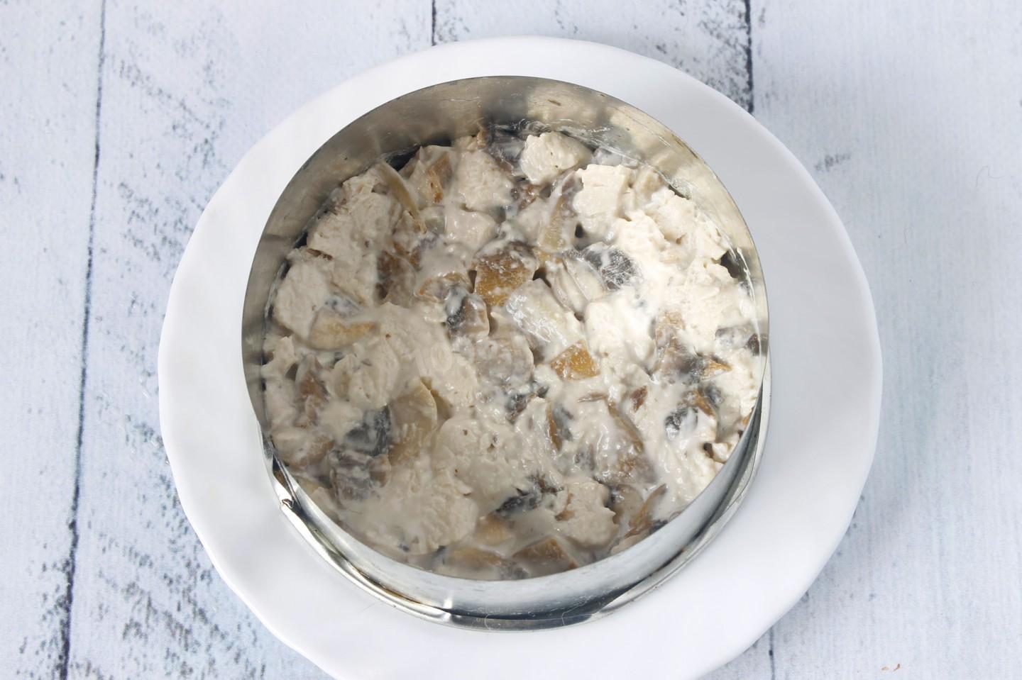 Шаг 5 приготовления Салат курица и грибы шампиньоны жареные