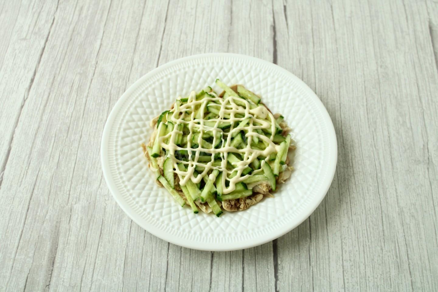 Шаг 12 приготовления Салат Муравейник с курицей и картофельной соломкой
