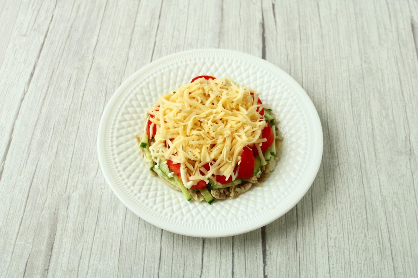 Шаг 14 приготовления Салат Муравейник с курицей и картофельной соломкой