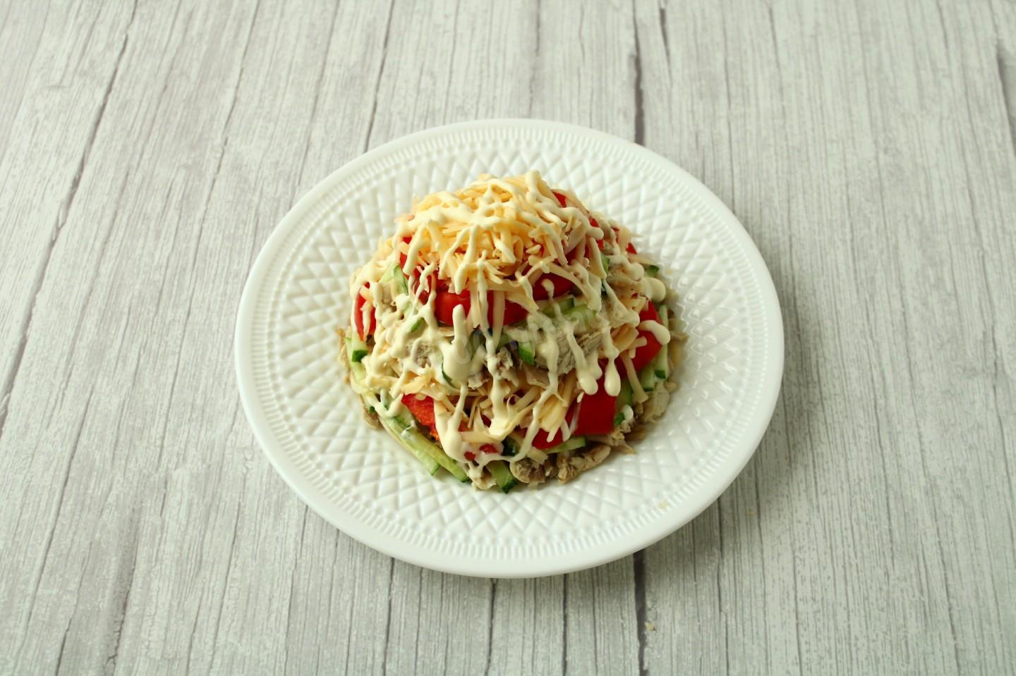 Шаг 16 приготовления Салат Муравейник с курицей и картофельной соломкой