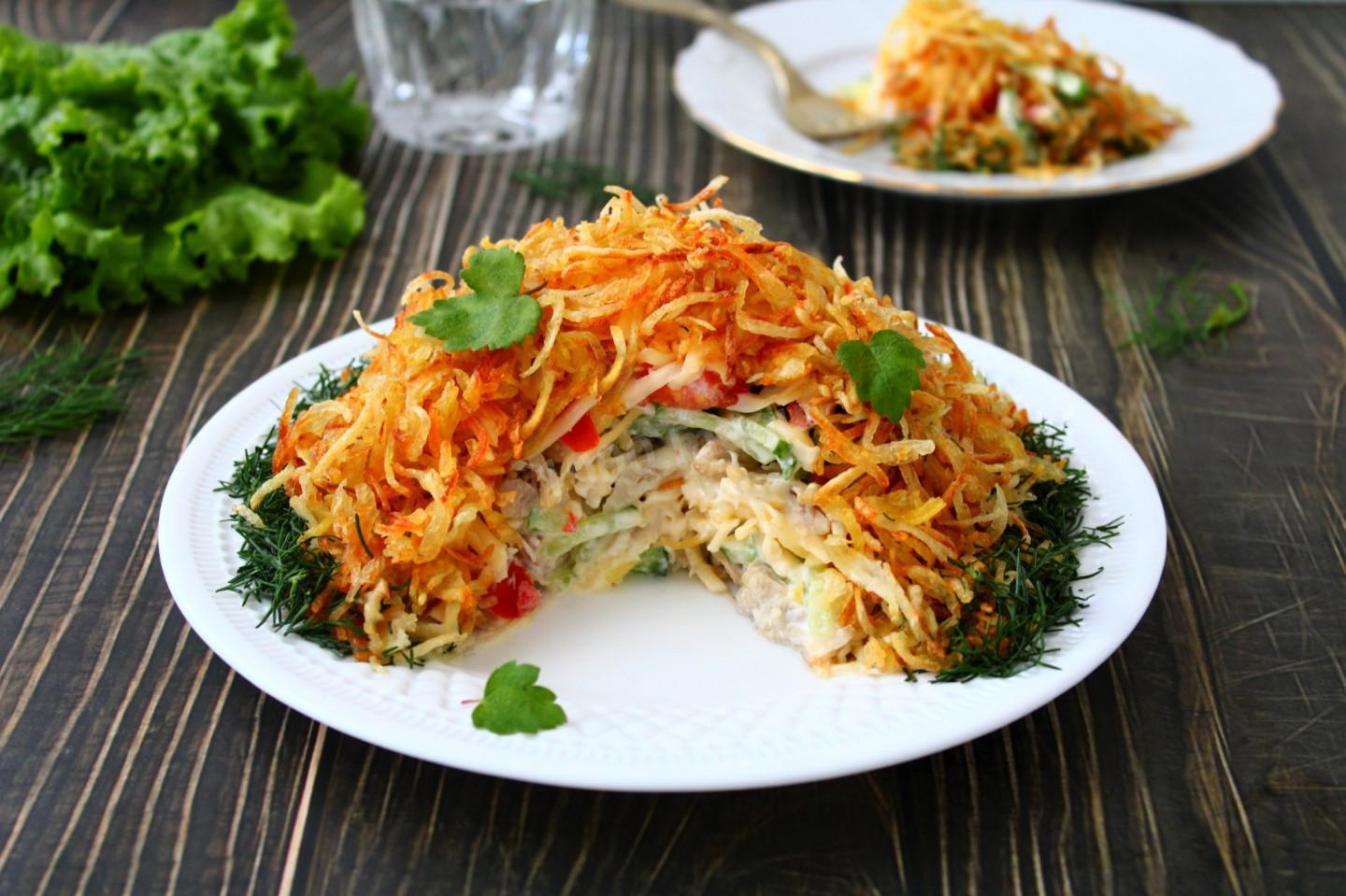 Шаг 19 приготовления Салат Муравейник с курицей и картофельной соломкой