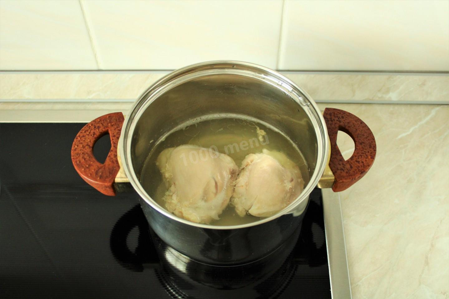 Шаг 2 приготовления Салат Муравейник с курицей и картофельной соломкой