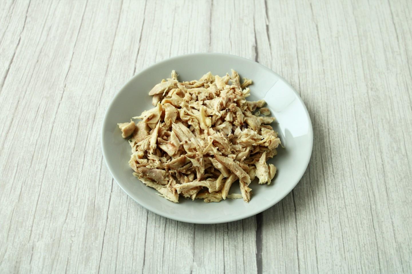 Шаг 3 приготовления Салат Муравейник с курицей и картофельной соломкой