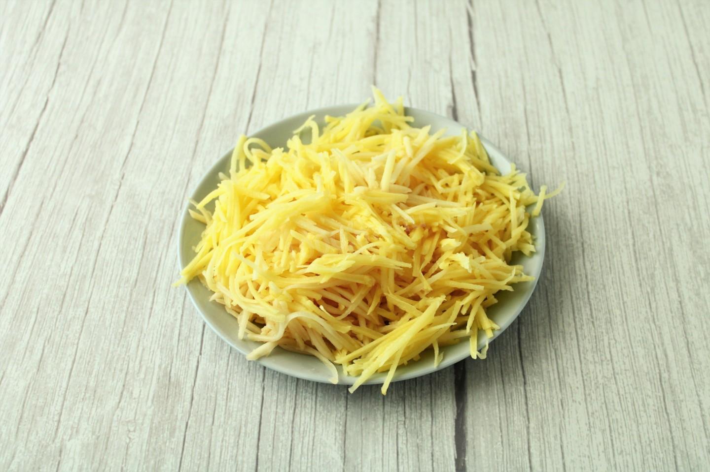 Шаг 4 приготовления Салат Муравейник с курицей и картофельной соломкой