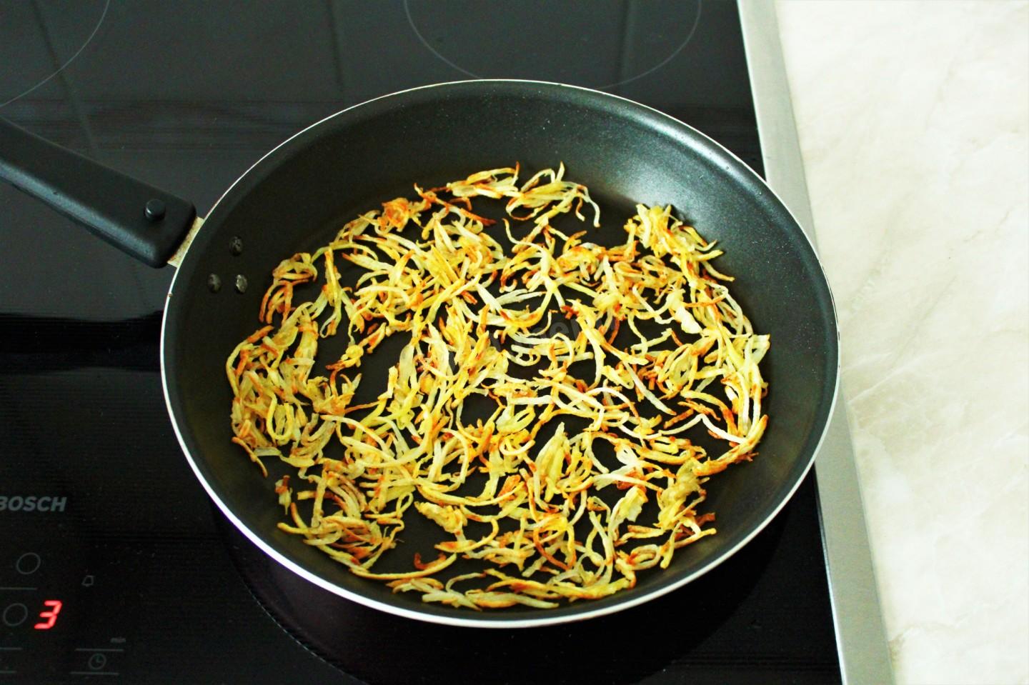 Шаг 6 приготовления Салат Муравейник с курицей и картофельной соломкой