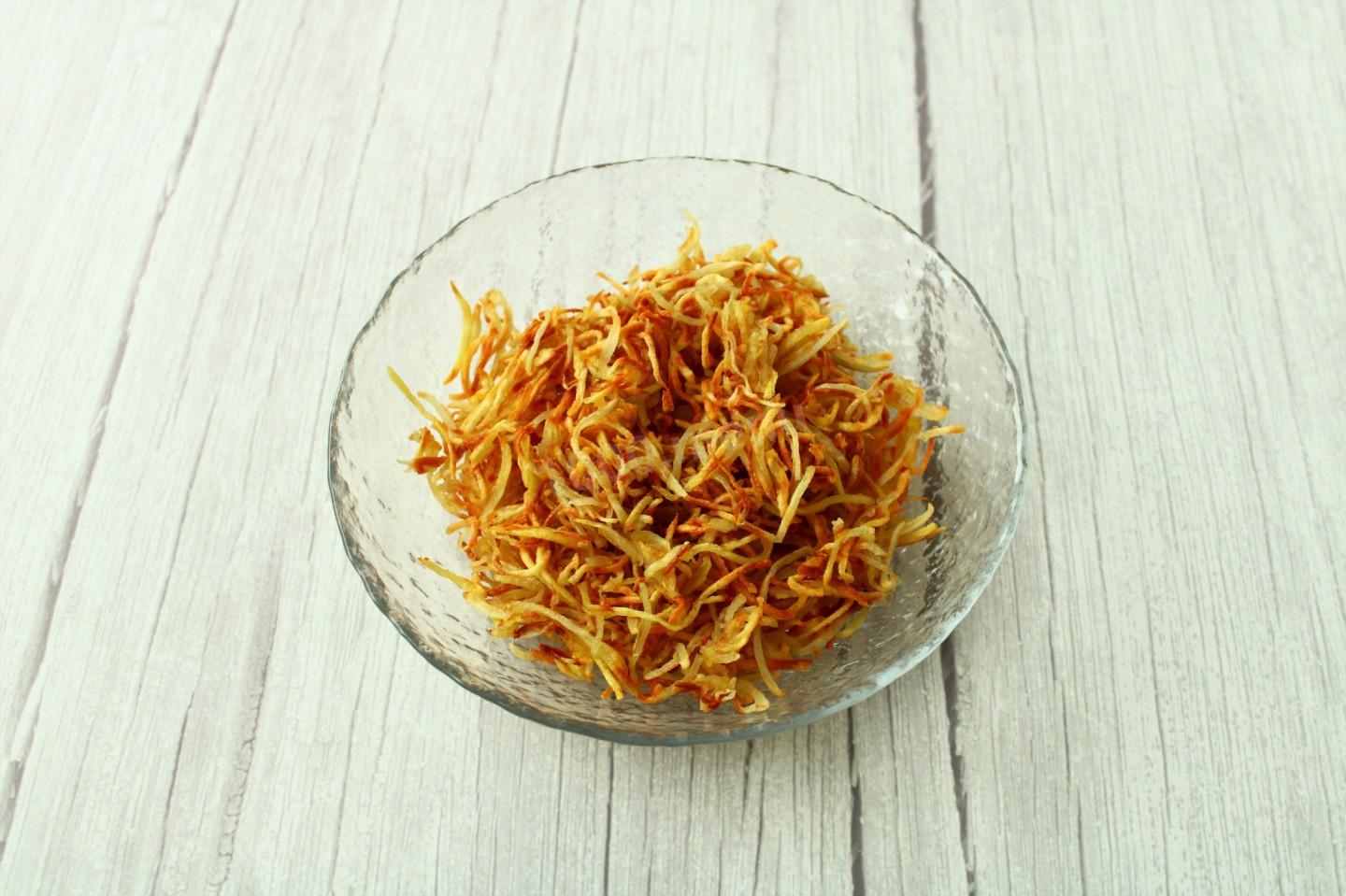 Шаг 7 приготовления Салат Муравейник с курицей и картофельной соломкой