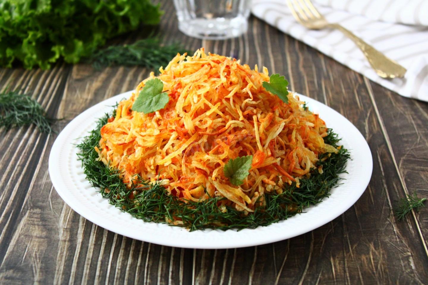 Обложка рецепта Салат Муравейник с курицей и картофельной соломкой