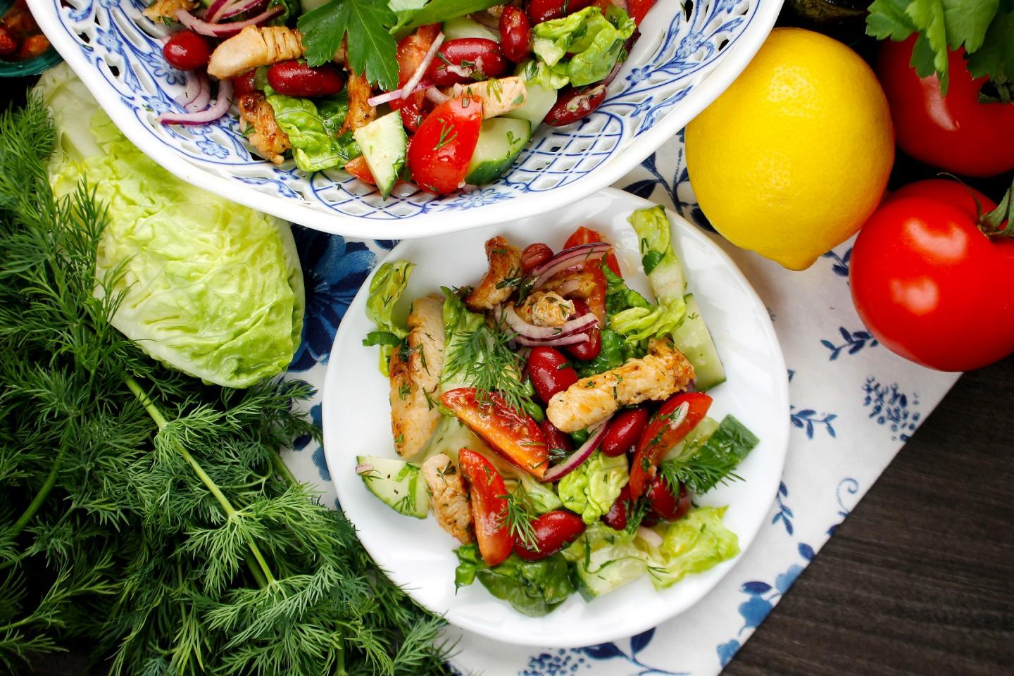 Шаг 12 приготовления Салат с куриной грудкой и фасолью консервированной