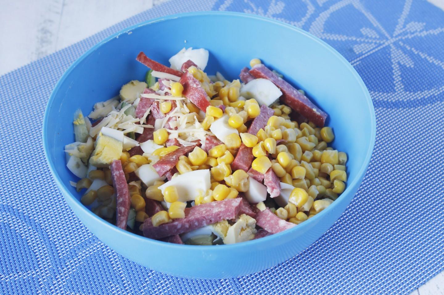 Шаг 3 приготовления Салат с сухариками и копченой колбасой