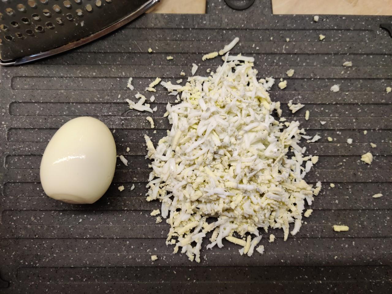 Шаг 2 приготовления Салат сыр с чесноком яйцом и майонезом