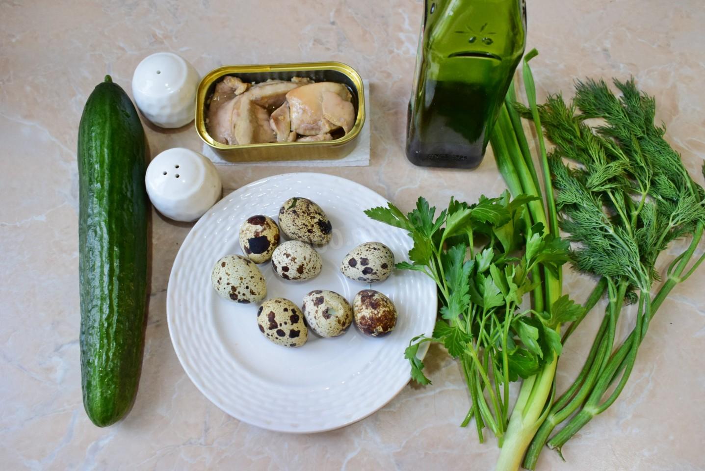 Шаг 1 приготовления Салат печень трески с огурцами и яйцом