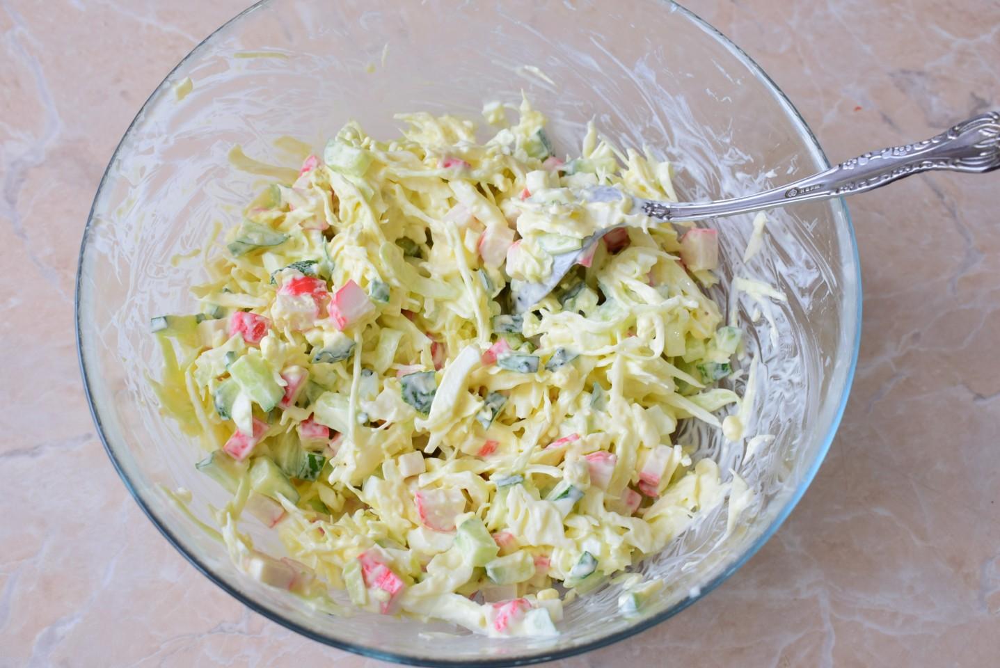 Шаг 6 приготовления Салат с капустой крабовыми палочками и яйцами