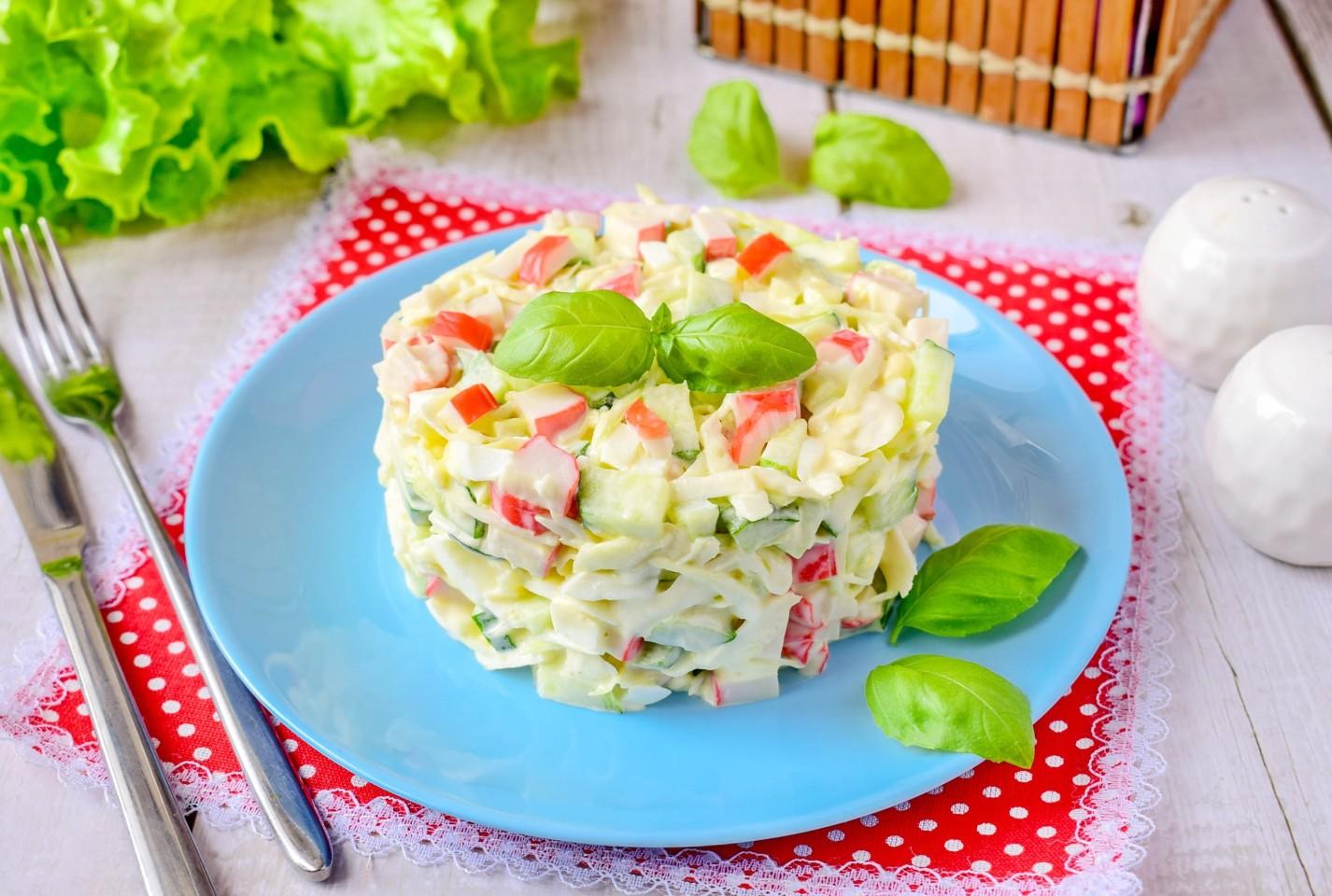 Обложка рецепта Салат с капустой крабовыми палочками и яйцами