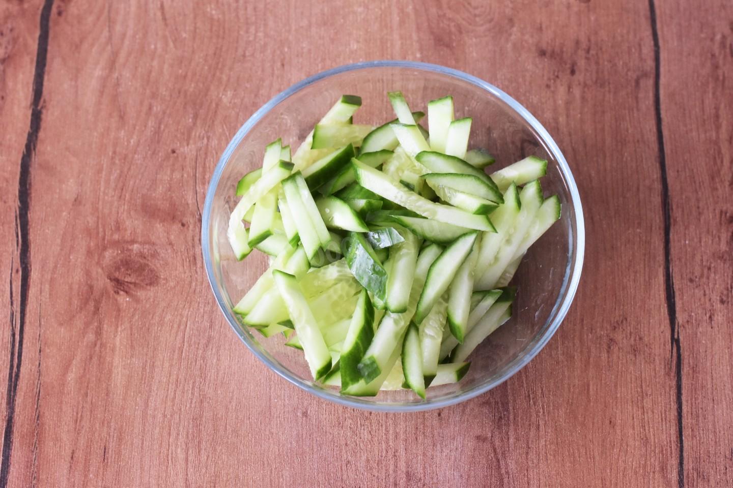Шаг 2 приготовления Салат с курицей огурцом яйцом и сыром