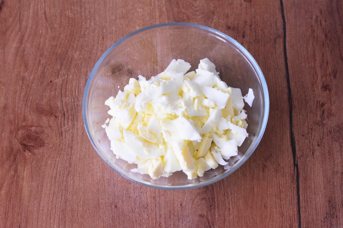 Шаг 3 приготовления Салат с курицей огурцом яйцом и сыром