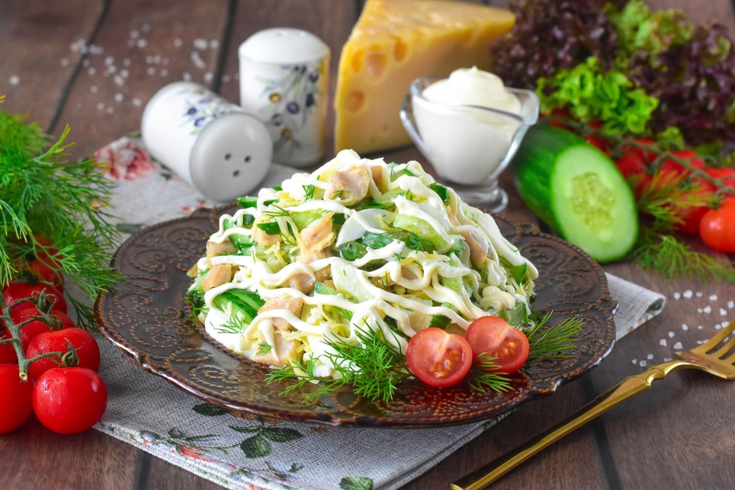 Шаг 8 приготовления Салат с курицей огурцом яйцом и сыром