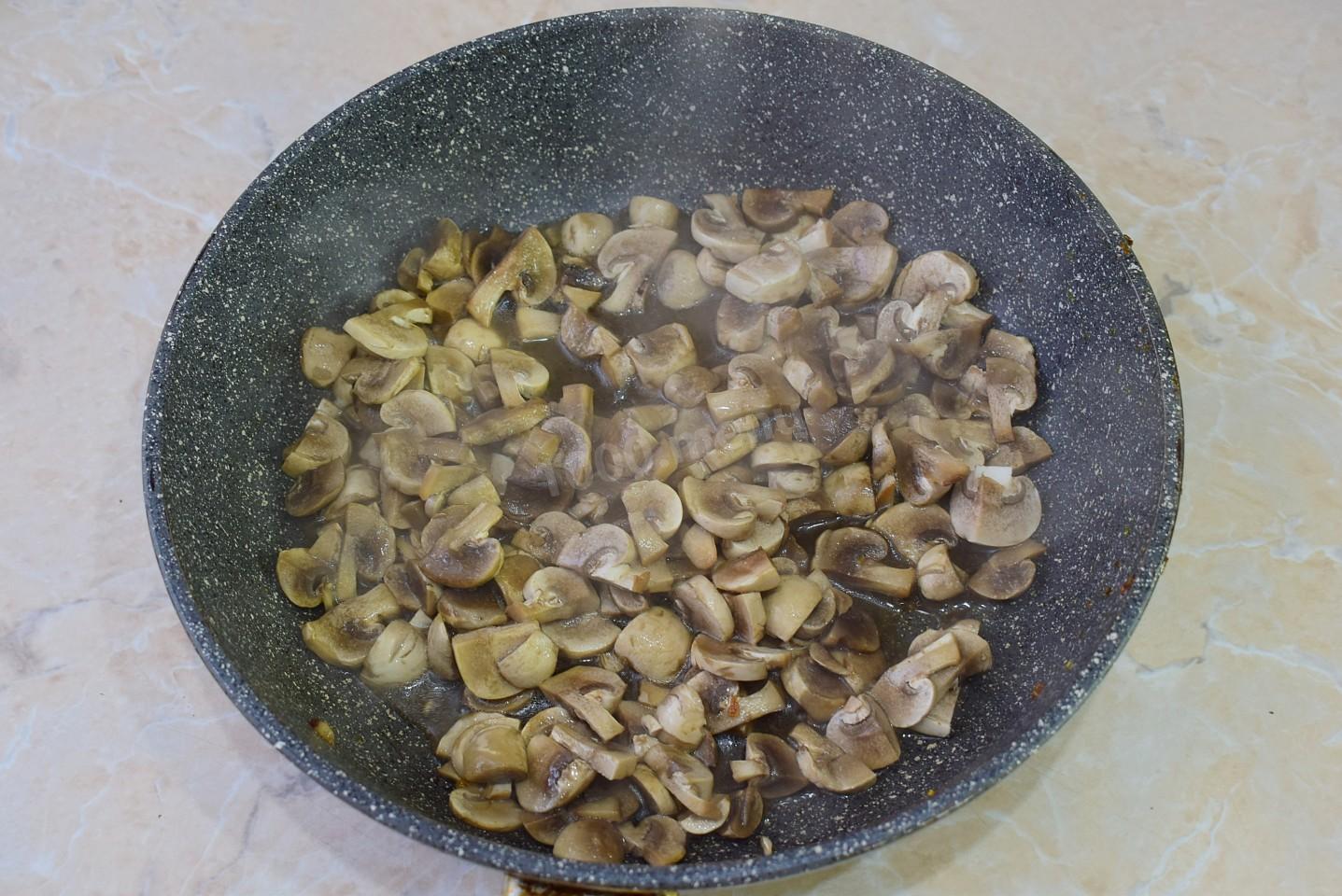Шаг 3 приготовления Салат курица грибы морковь