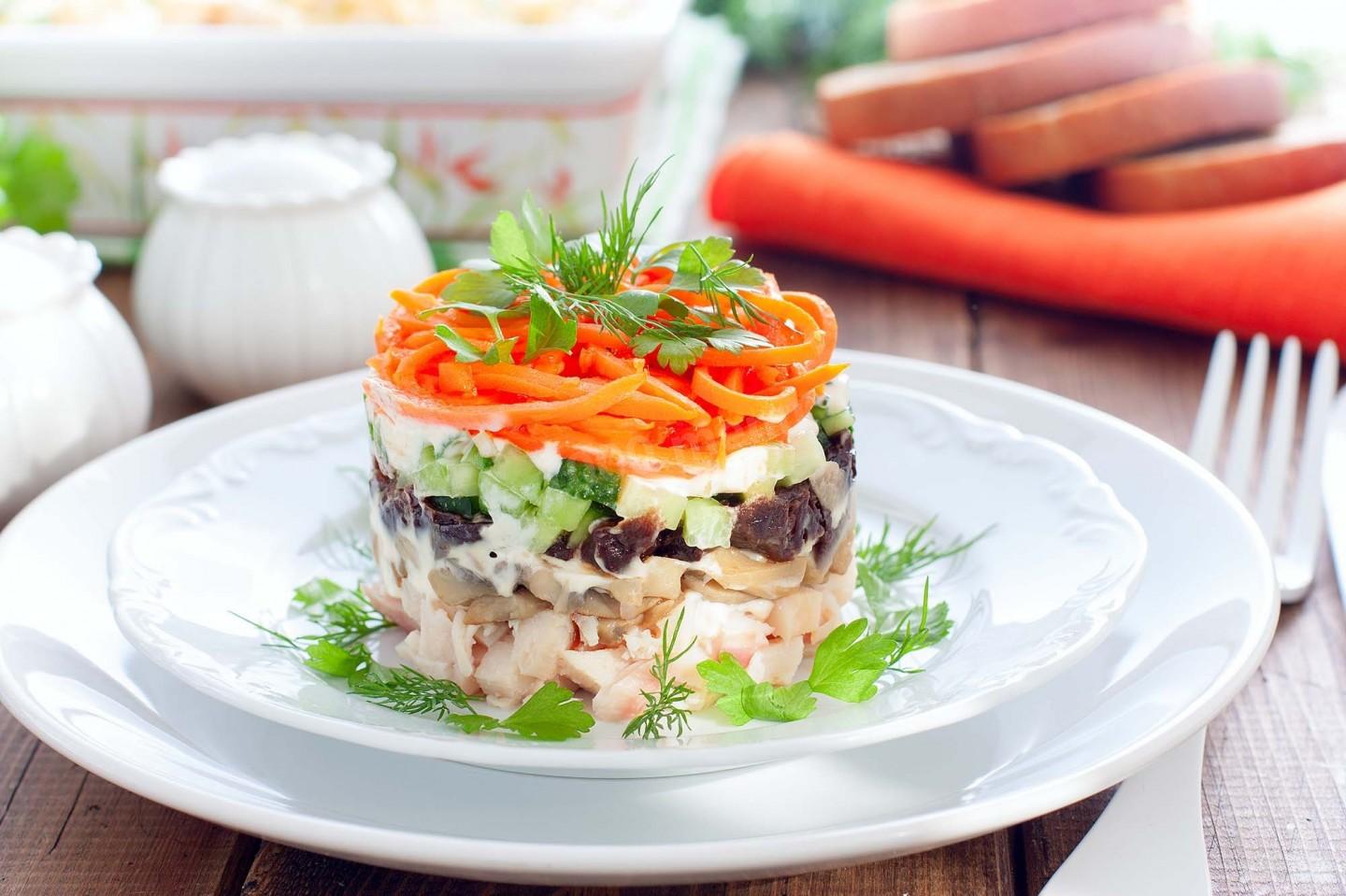 Обложка рецепта Салат Вечер с грибами, корейской морковью и курицей