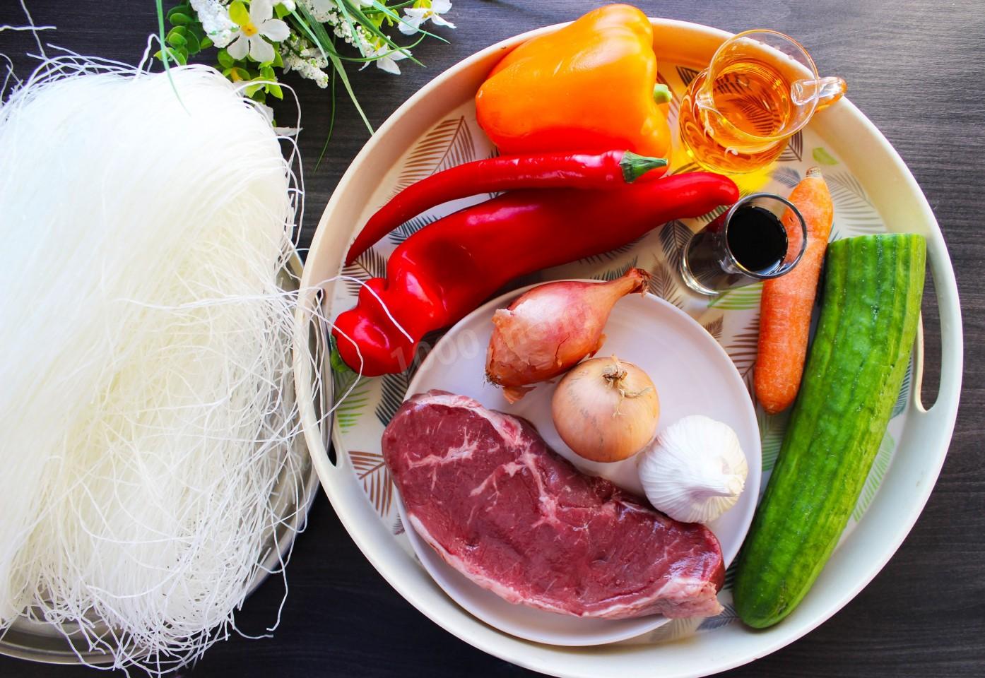 Шаг 1 приготовления Фунчоза с говядиной и овощами