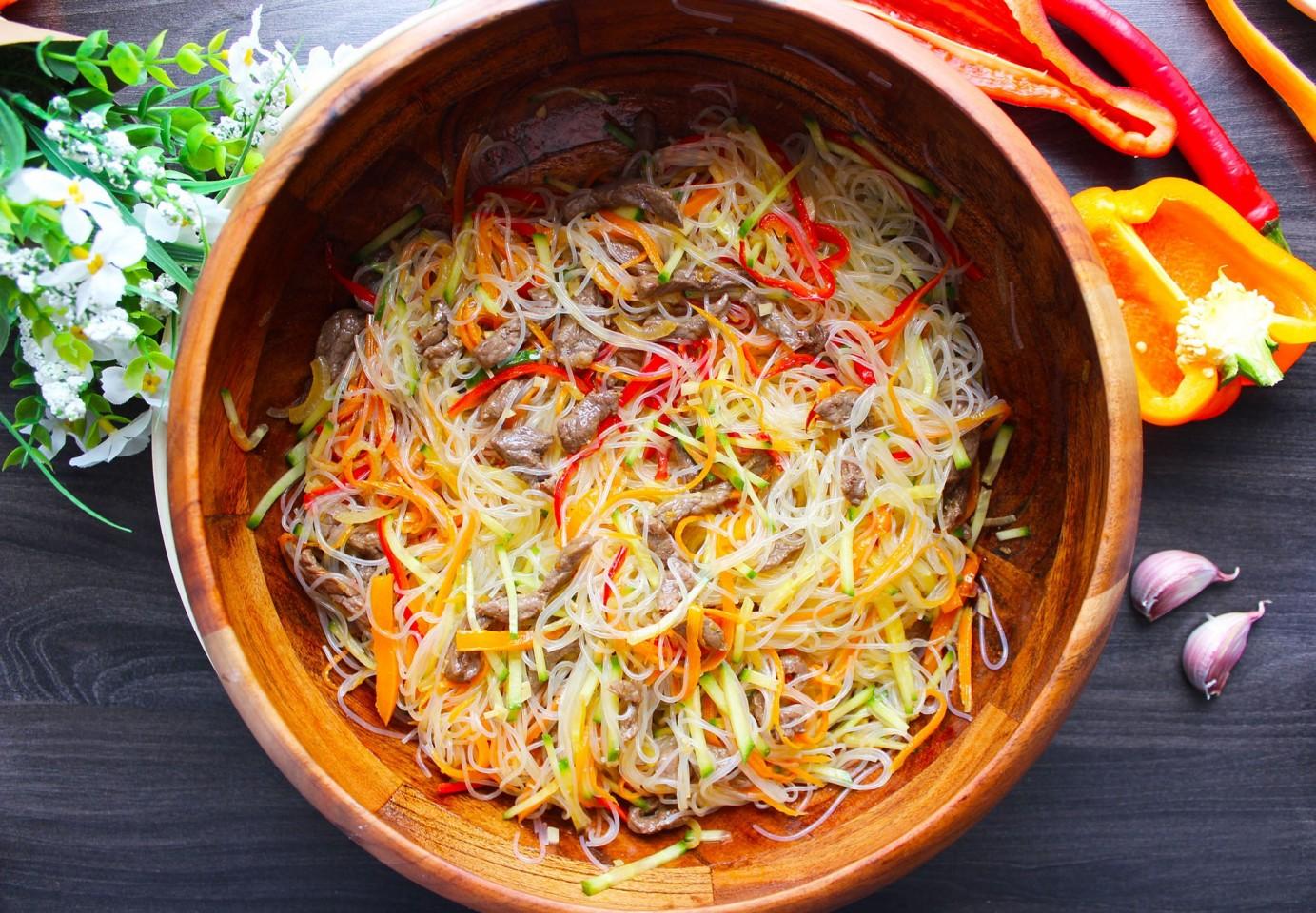 Шаг 12 приготовления Фунчоза с говядиной и овощами