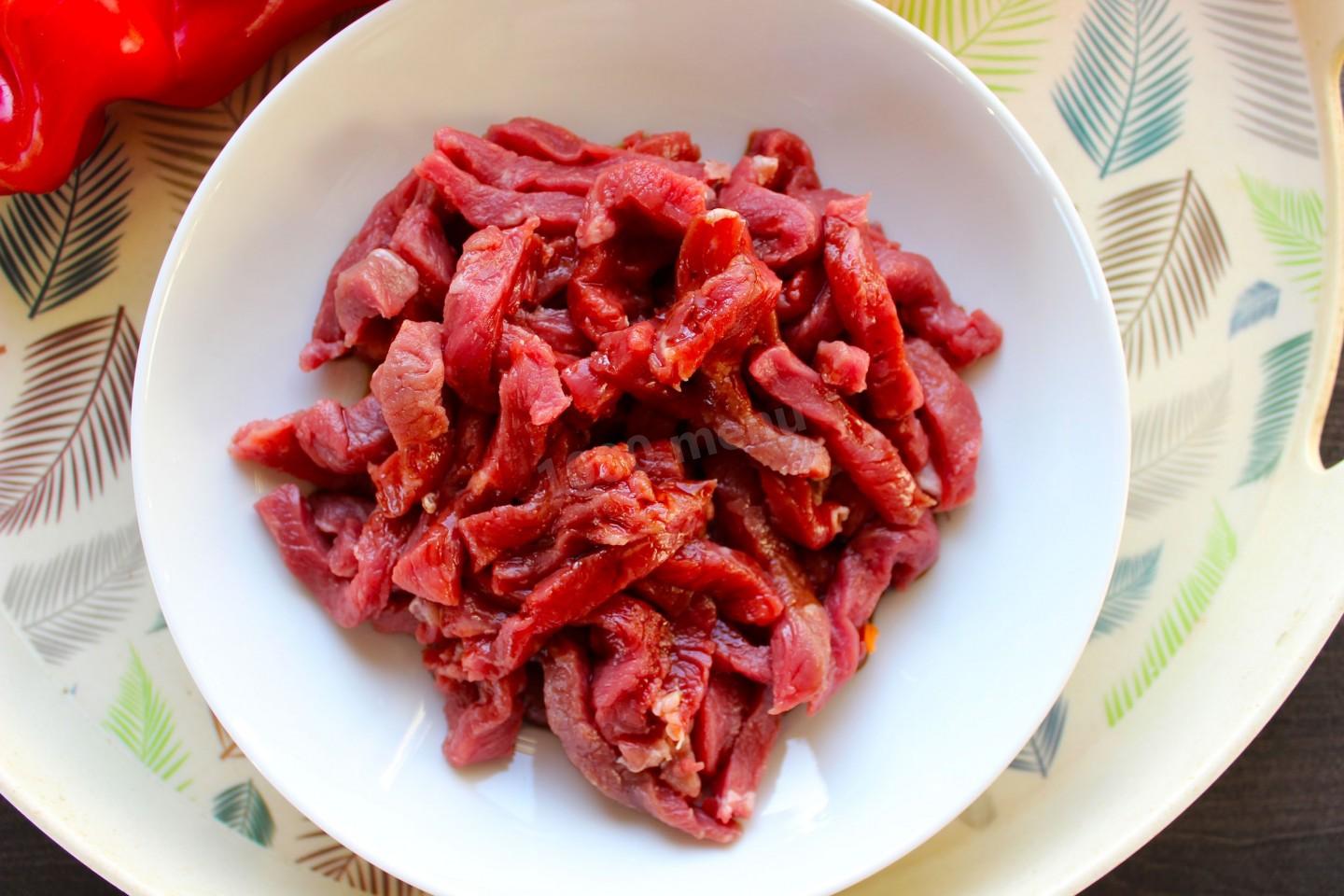 Шаг 2 приготовления Фунчоза с говядиной и овощами