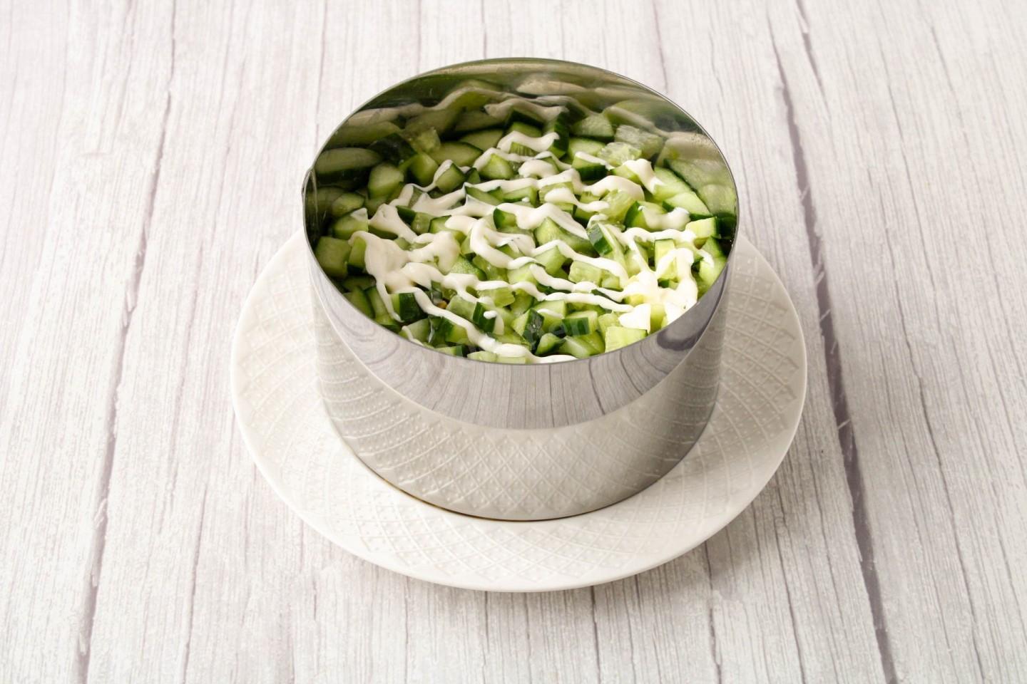 Шаг 10 приготовления Салат с яйцом сыром кукурузой и огурцом