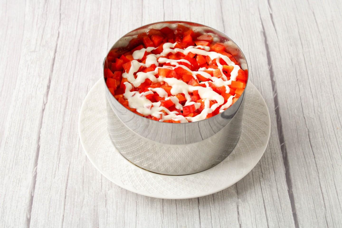 Шаг 11 приготовления Салат с яйцом сыром кукурузой и огурцом